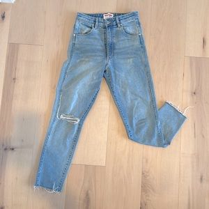 Wrangler light medium wash cropped Jean size 25